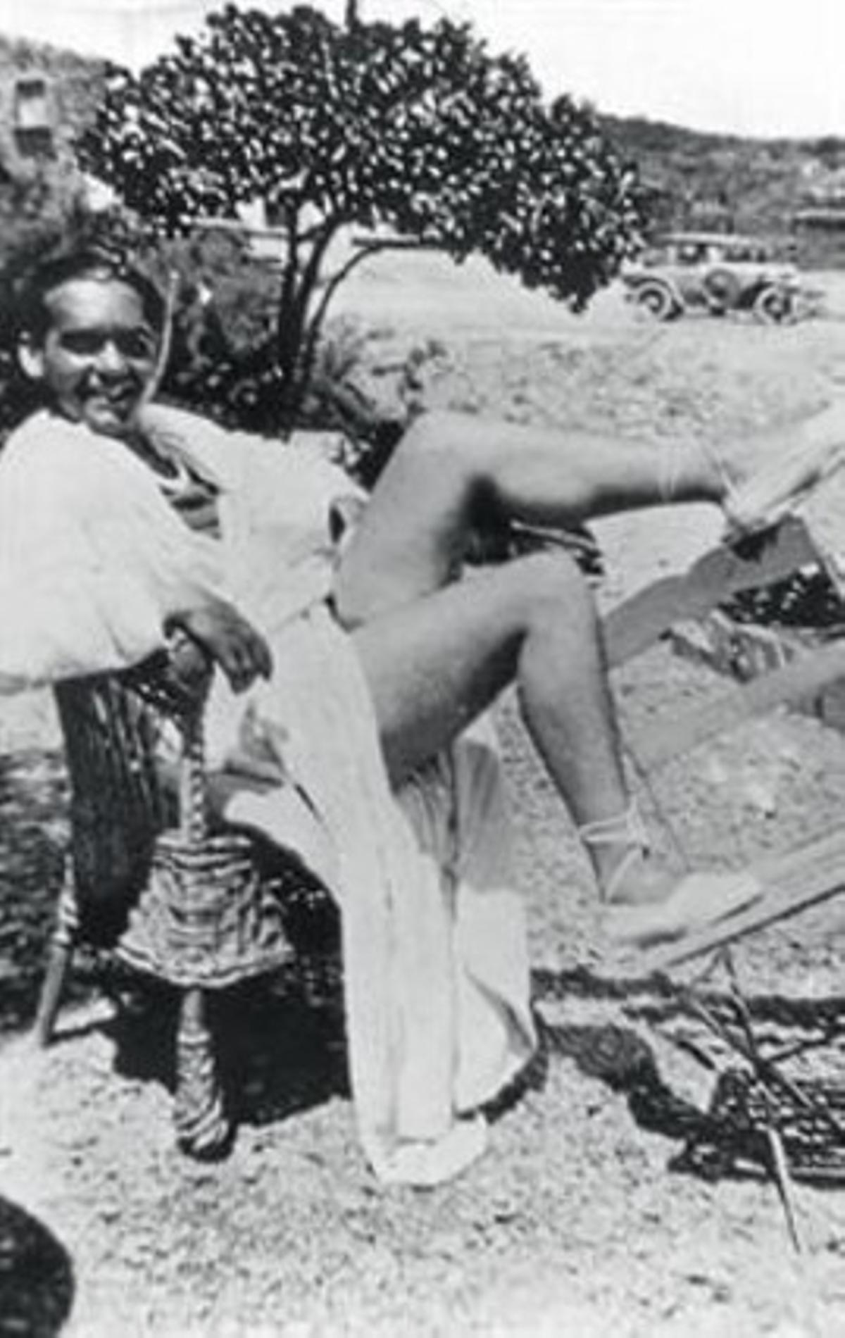 Una imatge de Lorca a Cadaqués, el 1925. A l’esquerra, dibuix del poeta de caràcter marcadament gai.