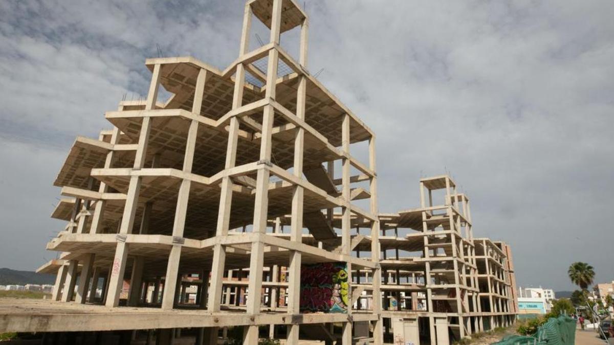 La estructura del hotel inacabado de Punta Xinxó, en Cala de Bou.