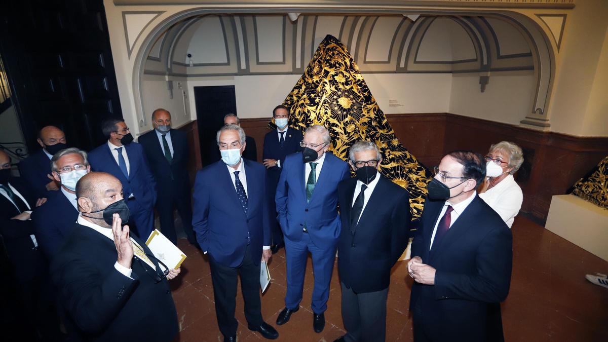 Francisco de la Torre, Manuel Azuaga, Braulio Medel y Francisco González de Lara, entre otros, visitan la exposición del Palacio Episcopal