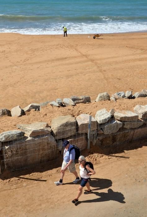 El fuerte oleaje pone de nuevo en jaque a los vecinos de la Playa de Tauro