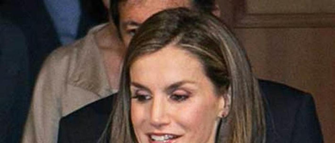 Letizia escogió un pantalón a la cintura, ligeramente acampanado, y un top rosa cuarzo de Hugo Boss.