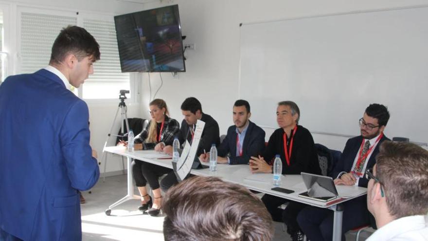 Alumnos de la provincia debaten sobre el Brexit de Reino Unido en Benidorm