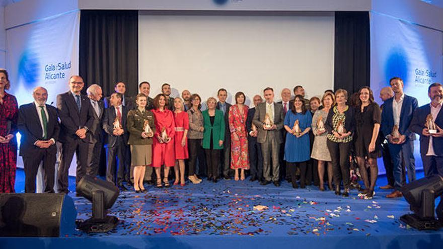 Foto de familia de todos los premiados en la gala junto con representantes de los colegios profesionales que otorgaron los galardones.