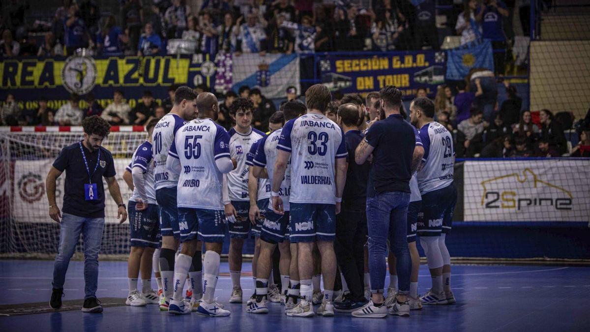 Un tiempo muerto del Frigoríficos del Morrazo en su último partido en Guadalajara.