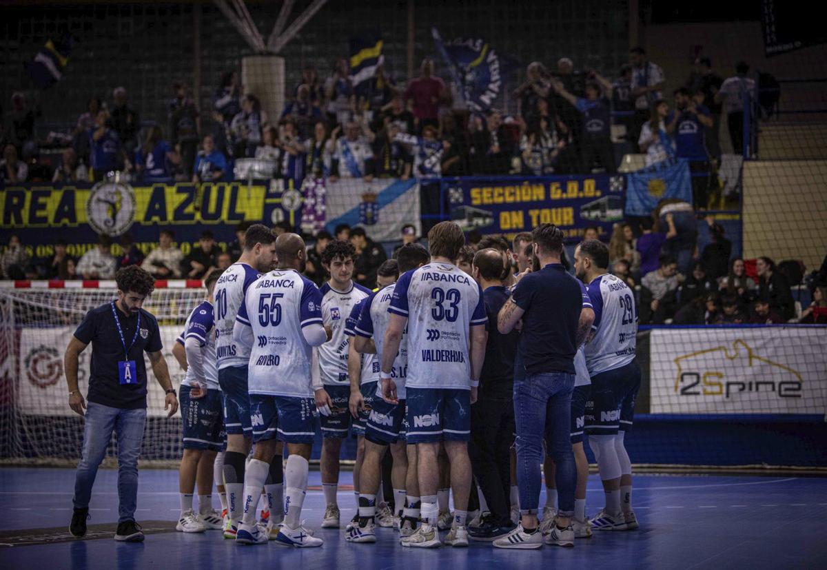 Un tiempo muerto del Frigoríficos del Morrazo en su último partido en Guadalajara.
