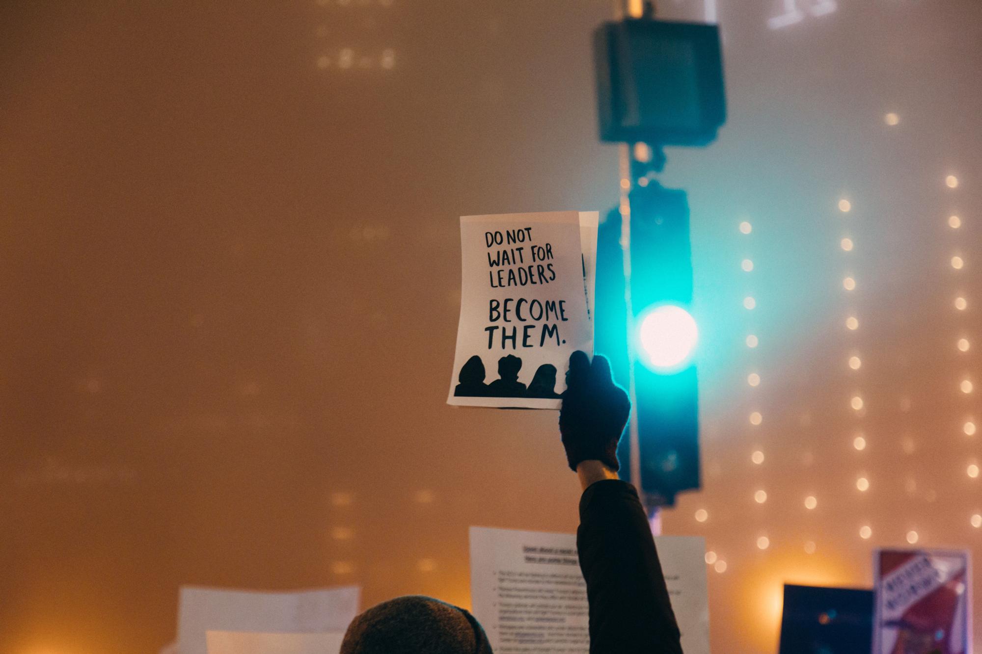 Un cartel en una manifestación en la que se puede leer: &quot;No esperes líderes, conviértete en uno de ellos&quot;.