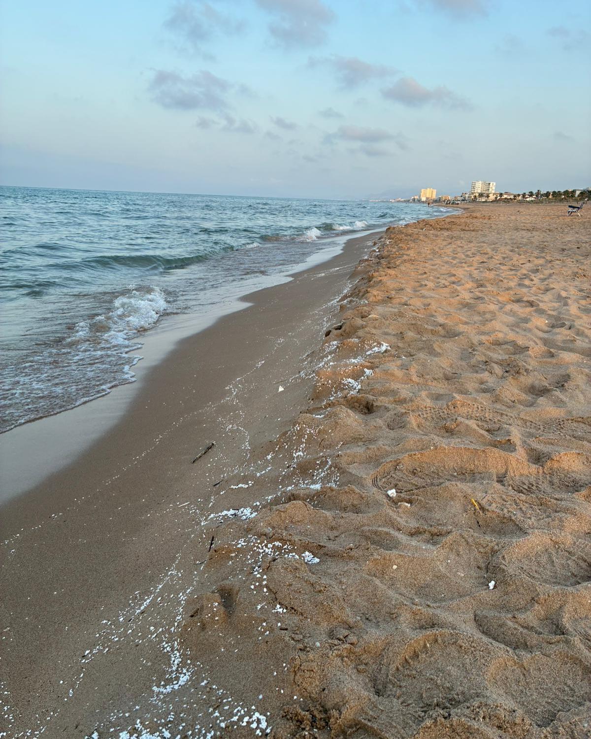 La extraña sustancia, a lo largo de la playa de Guardamar de la Safor.