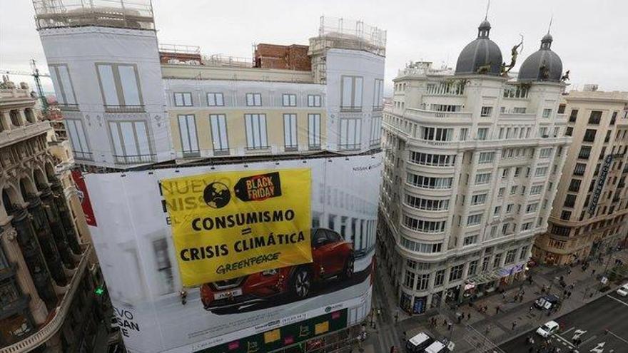 Greenpeace boicotea el Black Friday en Madrid con una gran pancarta