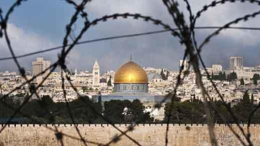 Vista de Jerusalén tras una alambrada.