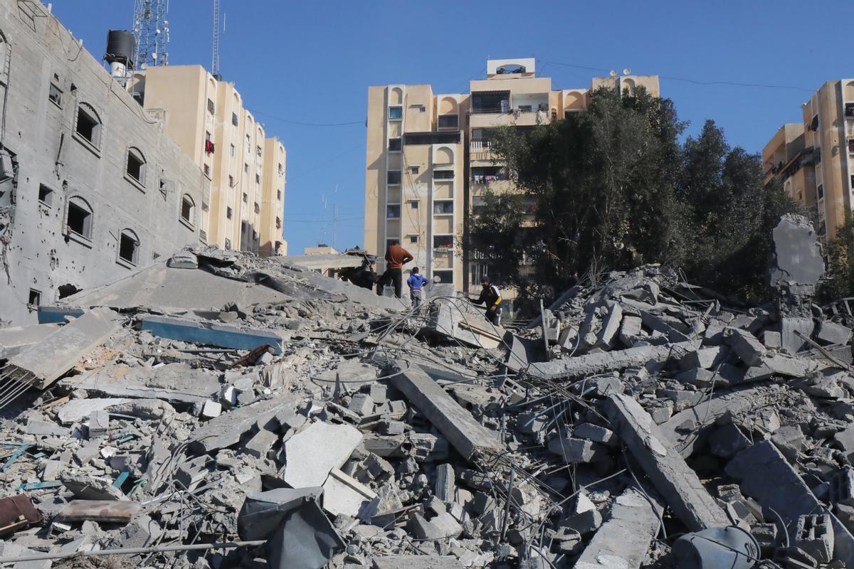 Edificios destruidos por un bombardeo del Ejército de Israel contra el campamento de refugiados de Nuseirat, en la Franja de Gaza
