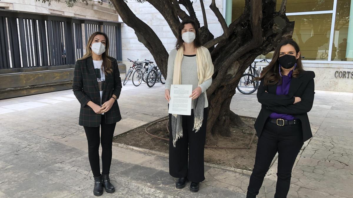 Las diputadas Rosa Mustafá  (PSPV-PSOE), Mònica Àlvaro (Compromís) y Cristina Cabedo (Unides Podem).