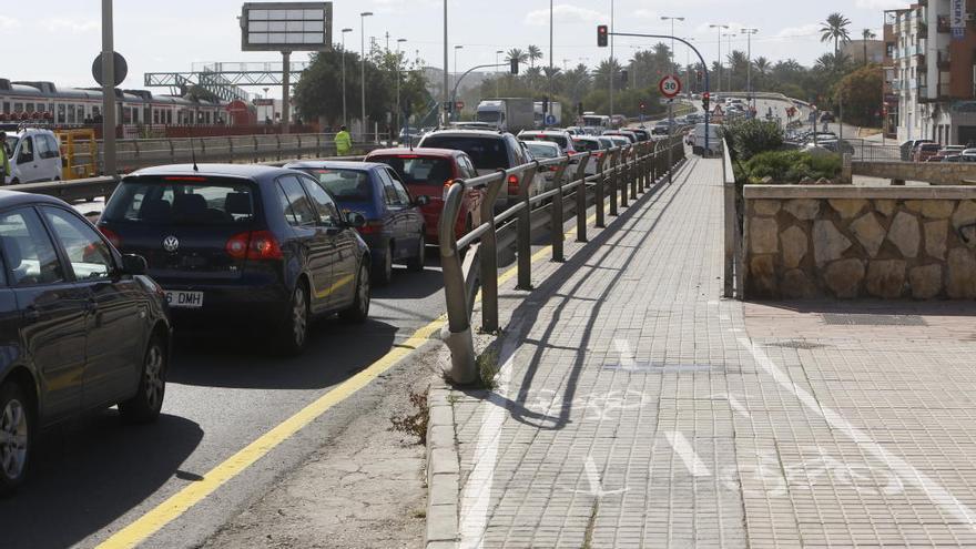 Circulación lenta y retenciones esta mañana en la avenida de Elche