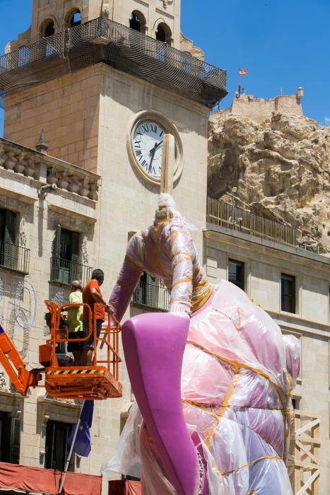 Piezas de la Hoguera Oficial en la plaza del Ayuntamiento