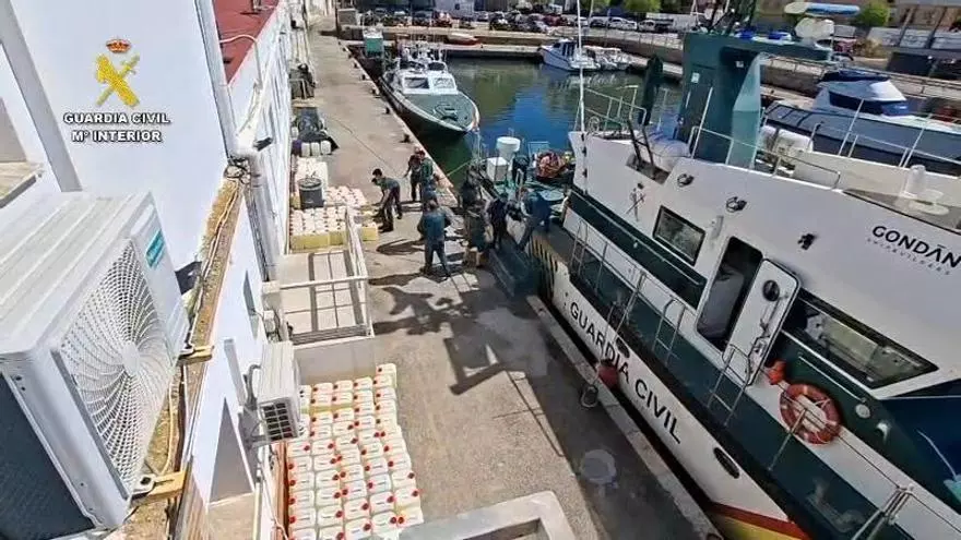 Sorprende en El Gorguel a una embarcación para el suministro de combustible a pateras taxi y narcolanchas
