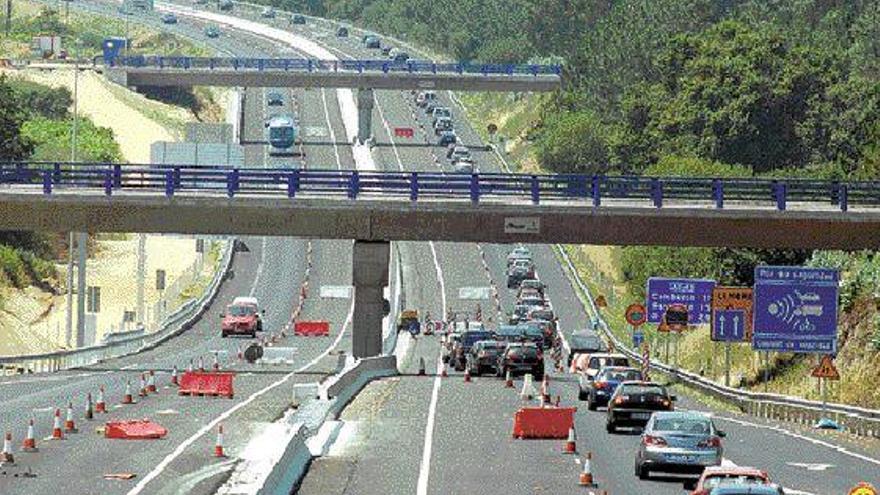 Cientos de coches quedan atrapados en la vía de O Salnés de camino a las playas