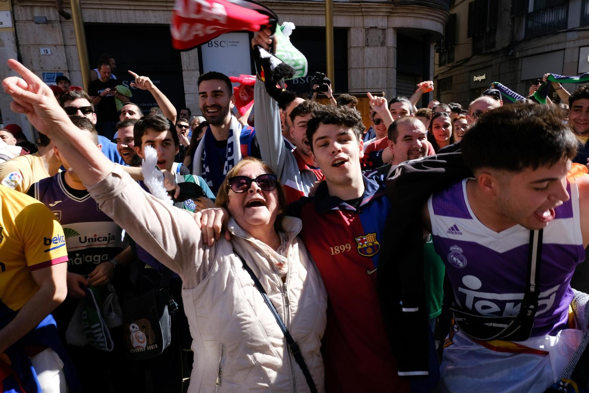 Las aficiones de la Copa toman el centro de Málaga