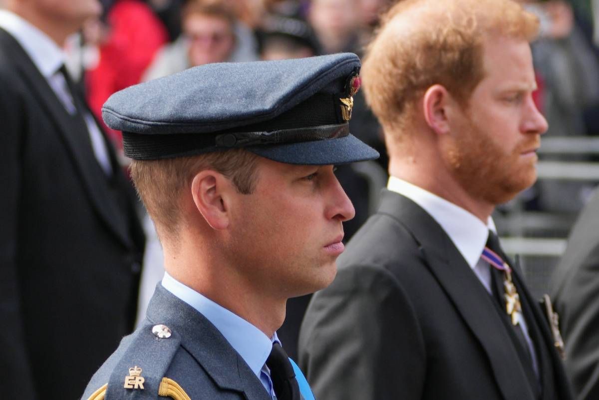 El príncipe Guillermo y el príncipe Harry en el funeral de Estado de la reina Isabel II