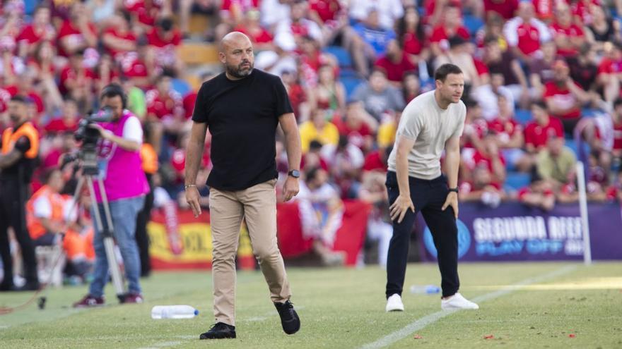 Manolo González, entrenador de la Peña: «Si no asciendes, para mí, es una mierda, vamos»