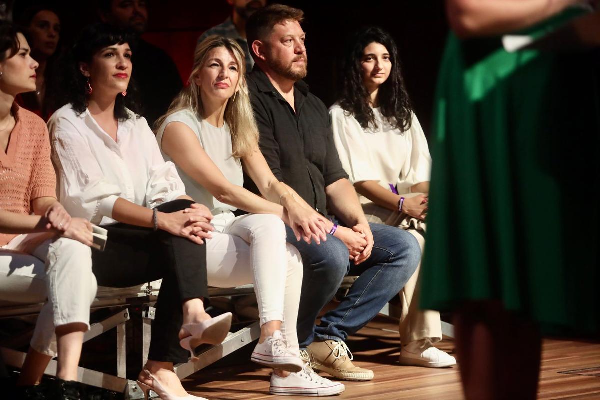 Yolanda Díaz, entre Toni Morillas y Nico Sguiglia, durante el mitin de este lunes.