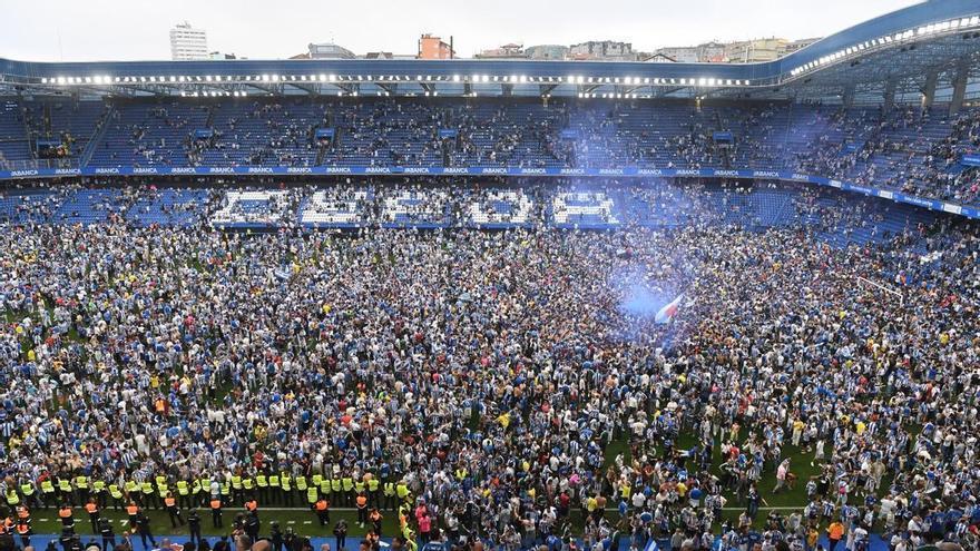 El deportivismo volvió a bailar sobre el césped de Riazor: invasión, 'ItaloBrothers' y fiesta