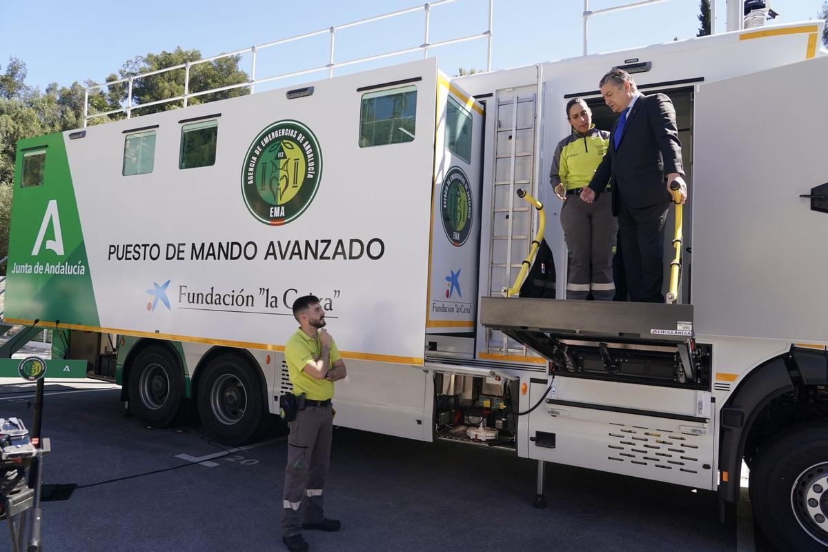 El consejero de Sanidad, Presidencia y Emergencias de la Junta de Andalucía, Antonio Sanz (1d), visita las instalaciones del Puesto de Mando Avanzado (PMA) Base Litoral del Grupo de Emergencias de Andalucía (GREA) en Benahavís (Málaga). A 17 de marzo de 2026 en Benahavís, Málaga (Andalucía, España). El Grupo de Emergencias de Andalucía (GREA), dependiente del Servicio de Protección Civil de la Junta de Andalucía, está dirigido fundamentalmente a aportar capacidad técnica y logística para las funciones de coordinación “in situ” a través de los Puestos de Mando Avanzados (PMA), apoyando asimismo las tareas de análisis y planificación previas. 17 MARZO 2026 Álex Zea / Europa Press 17/03/2026. Antonio Sanz;Álex Zea