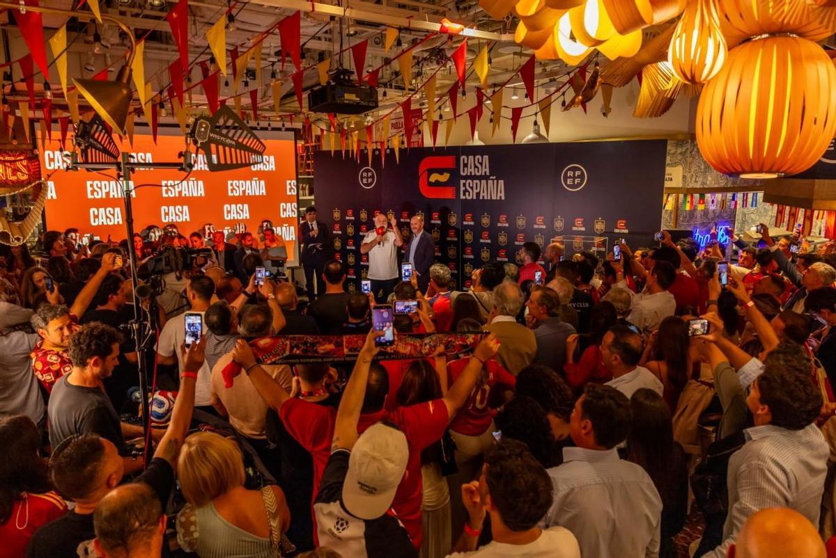Cientos de aficionados españoles, reunidos en Casa España en Nueva York.