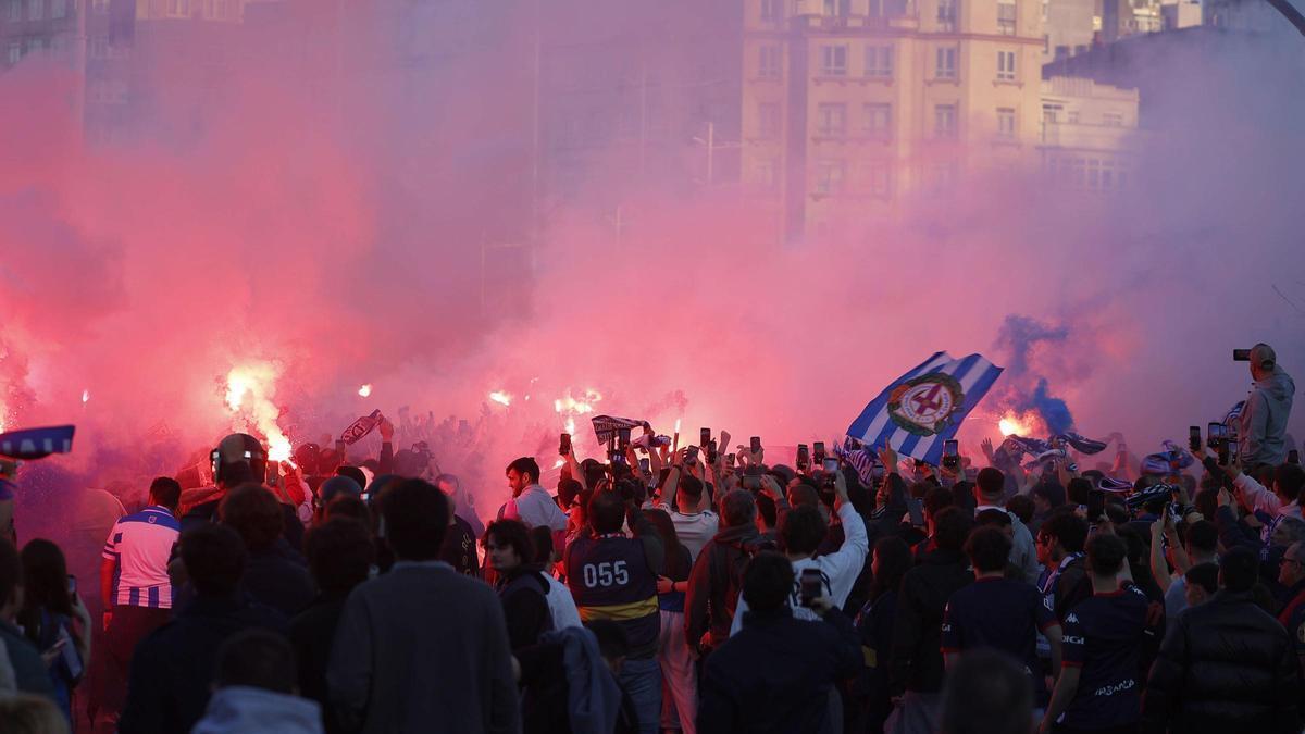 Así fue el recibimiento de la afición a la llegada del Deportivo en Riazor para el partido ante el Zaragoza