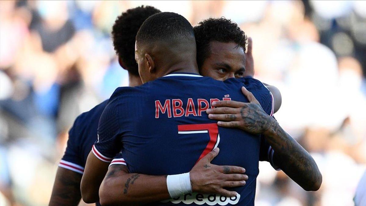 Neymar y Mbappé durante el choque ante el Celtic.