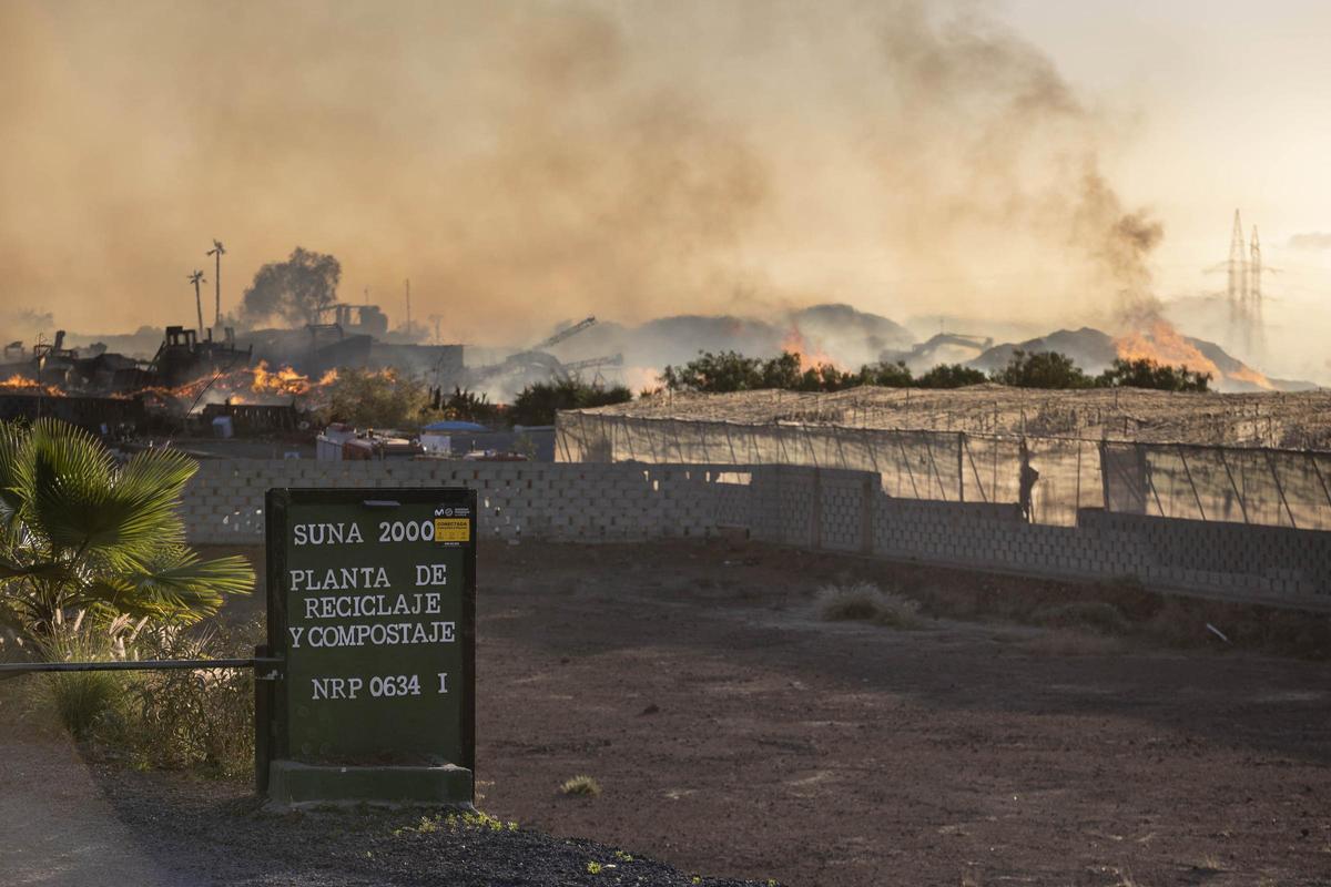 Incendio en Tenerife: continúan los trabajos de bomberos, que pueden durar varios días