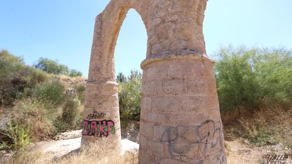 Grafitis en el acueducto de San Rafael que cruza la rambla de Puça de Petrer.