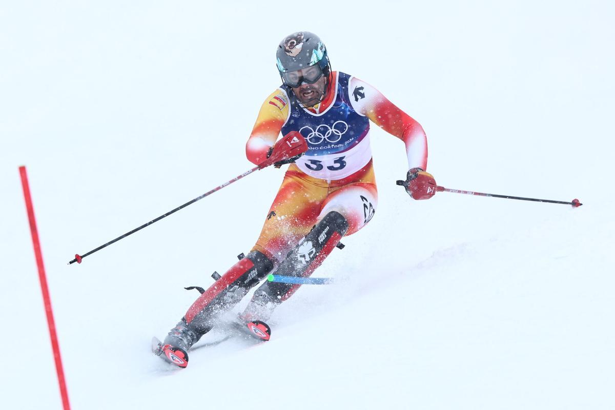 El esquiador español Joaquim Salarich Baucells en acción durante la 1ª manga del Eslalon Masculino de las competiciones de Esquí Alpino de los Juegos Olímpicos de Invierno Milan Cortina 2026.