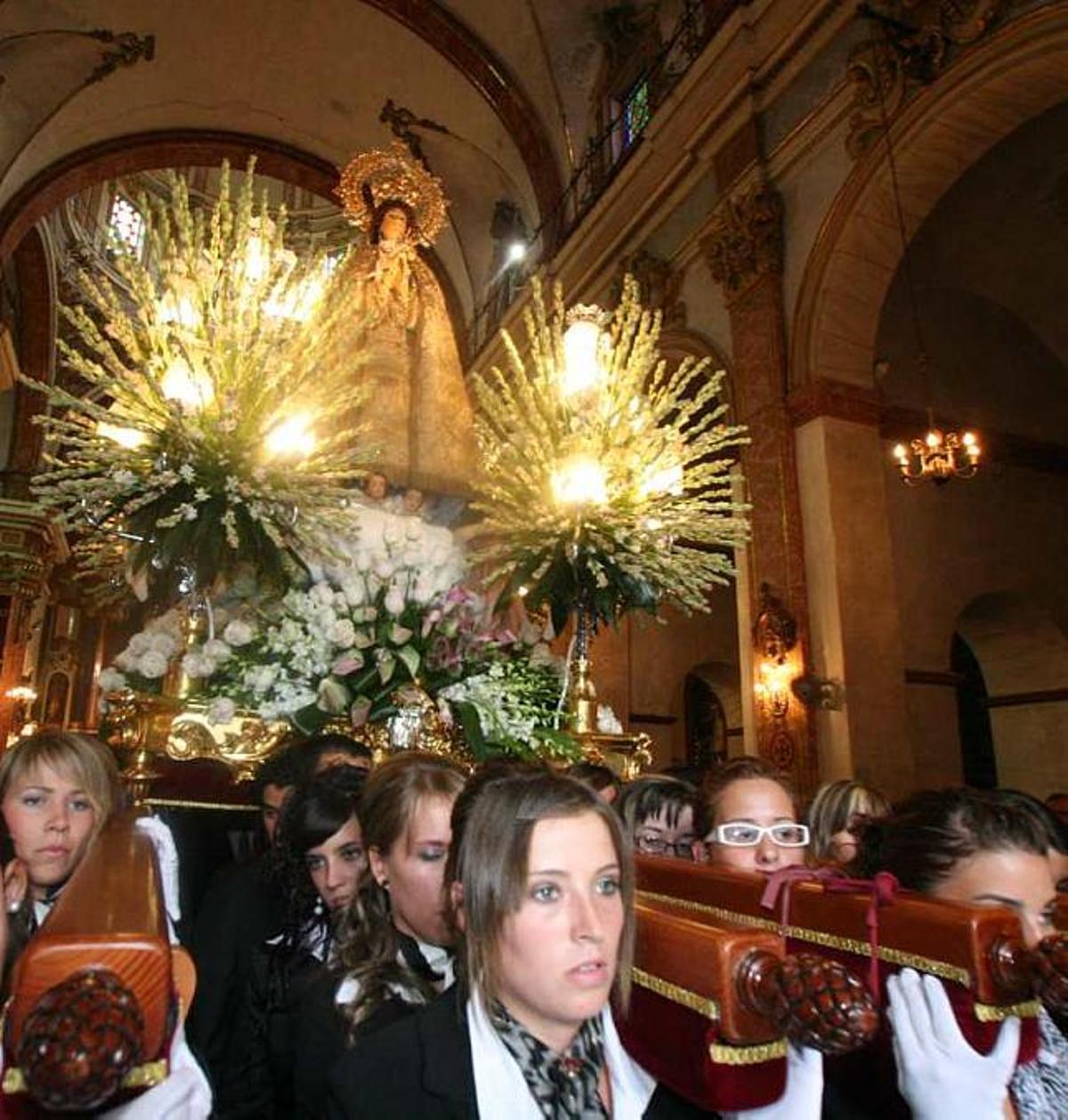 Miles de aspenses arropan a la Virgen de las Nieves durante la Salve