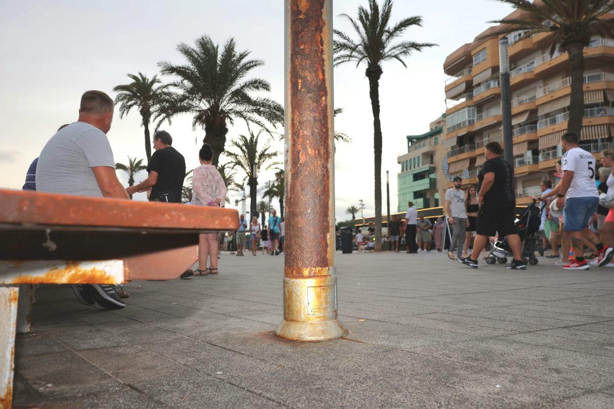 Base de la columna que se ha venido abajo este martes fotografiada el pasado verano, y donde se observa el deterioro por el óxido.