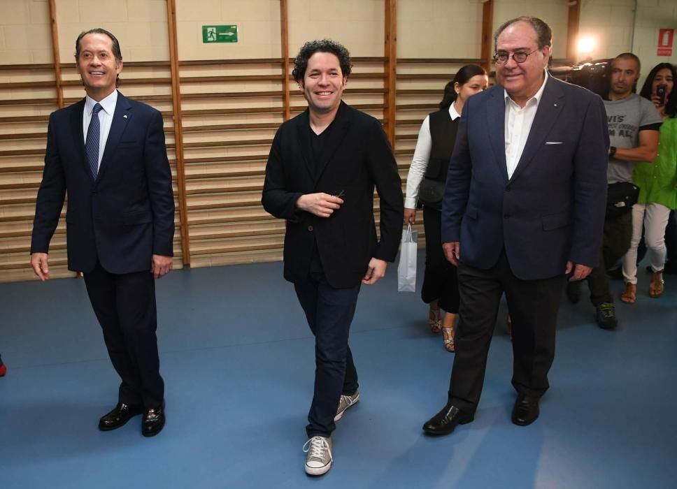 Gustavo Dudamel, con 200 niños músicos de A Coruña