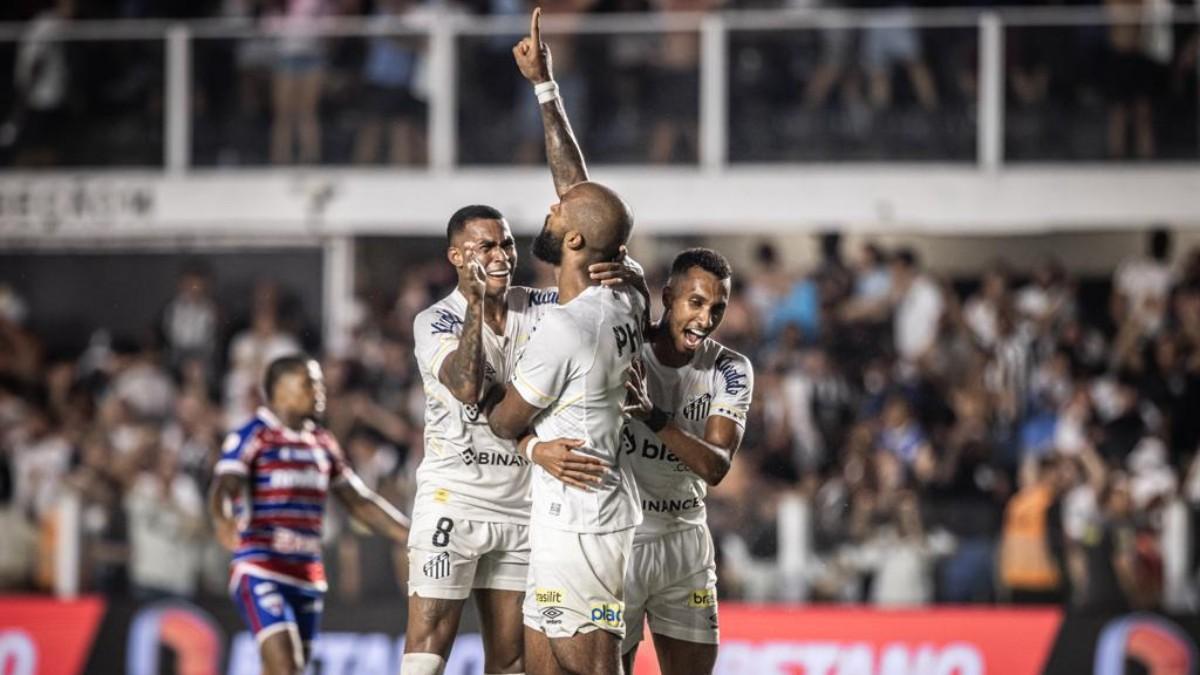El Santros celebra el gol del empate ante el Fortaleza