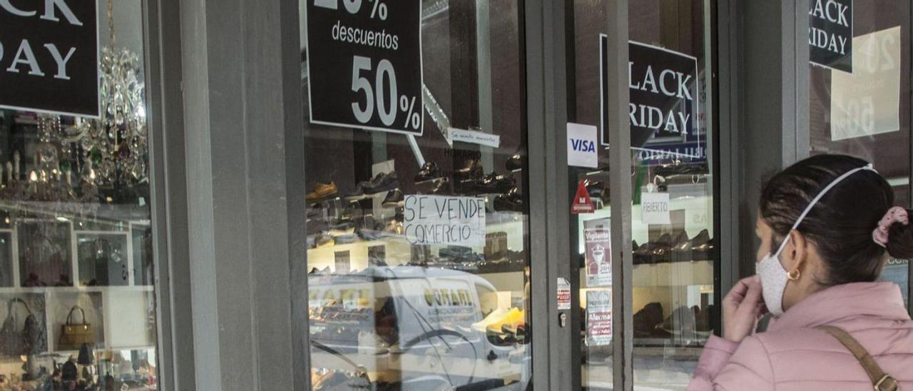 Anuncios de descuentos de un pequeño comercio de Alicante con motivo del Black Friday. | PILAR CORTÉS