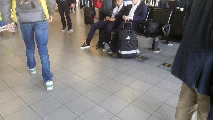 Berizzo charla con Bongonda, ayer, en el aeropuerto de Amsterdam. // @RaulGZ81