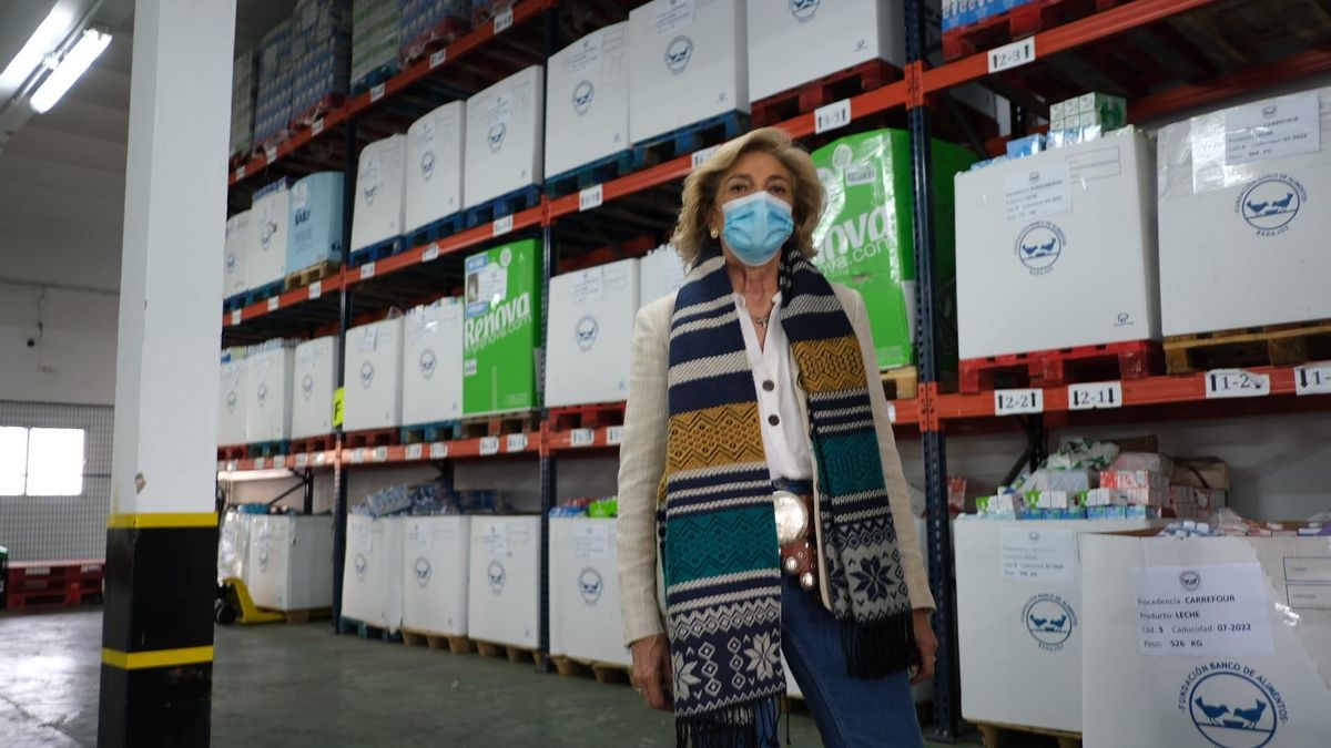 Cristina Herrera, ayer, en el Banco de Alimentos con la leche recogida.