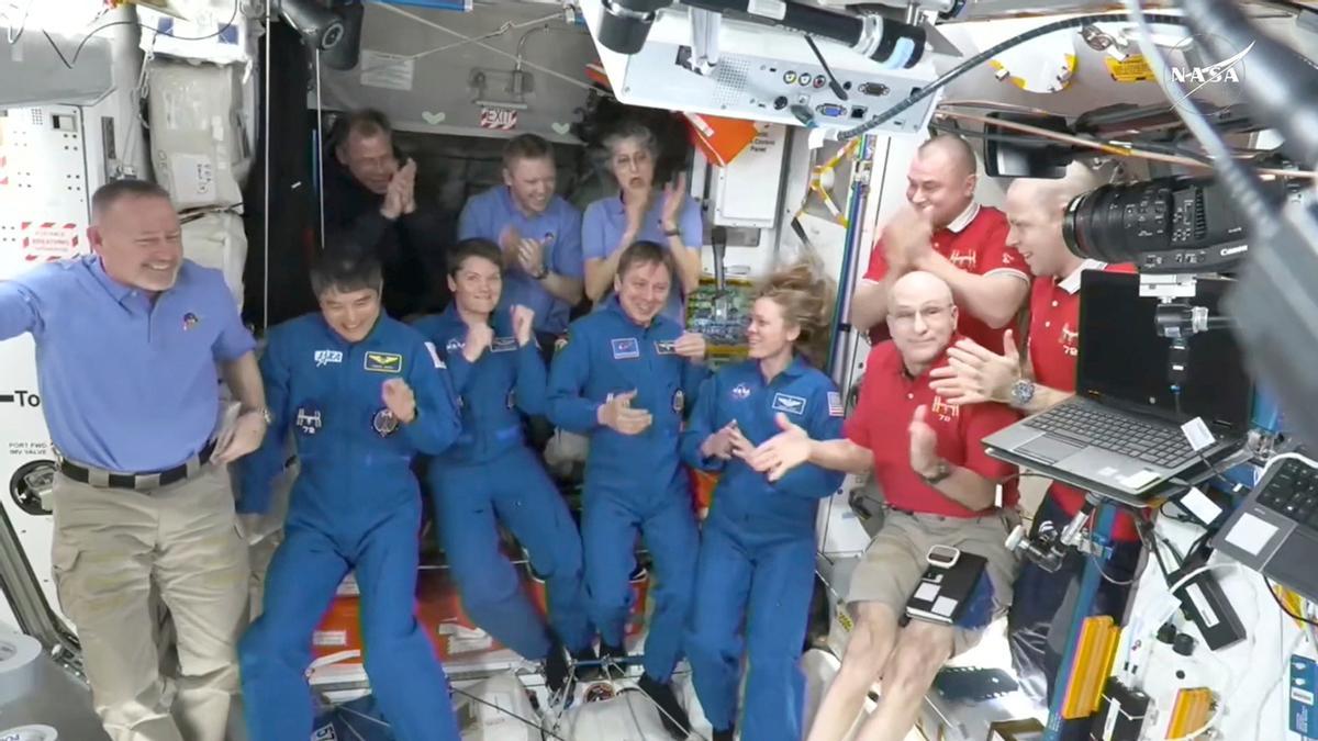 Astronautas de la Estación Espacial Internacional, tras la llegada de la nueva misión, en una captura de vídeo de la NASA.