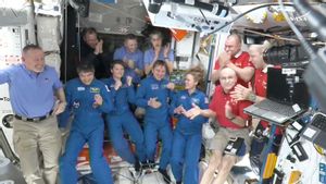 Astronautas de la Estación Espacial Internacional, tras la llegada de la nueva misión, en una captura de vídeo de la NASA.
