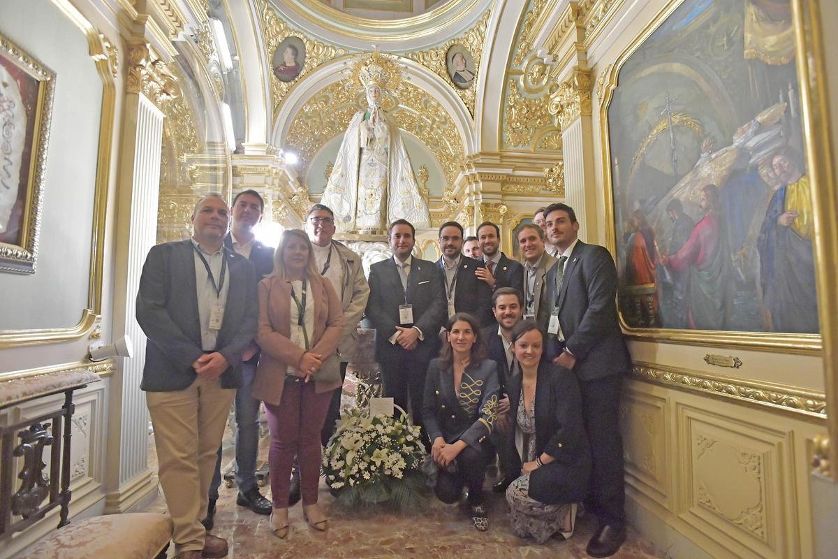 Algunos de los participantes, en el camarín de la Patrona de Elche, este viernes.