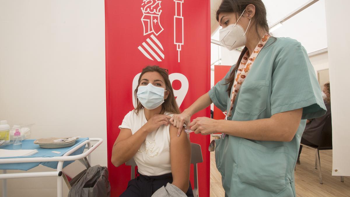 Vacunación de los últimos profesores de la provincia para recibir la primera dosis en el Hospital de Campaña de Alicante