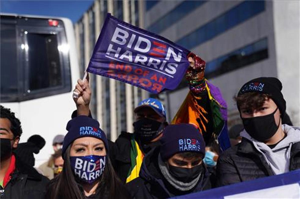 Simpatizantes de Biden y Harris celebran la investidura. Simpatizantes de Biden y Harris celebran la investidura.