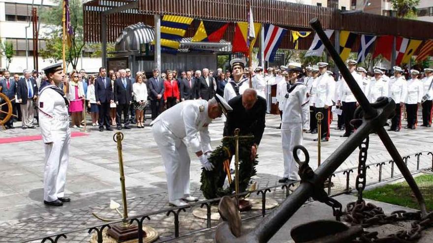 Muñoz-Delgado y García Bermejo colocan la corona en el monumento a Fernández Duro.