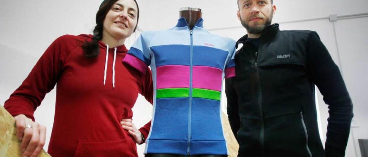 Patricia López y Laurence Silcox, con uno de sus maillots, en su taller de la Argañosa.