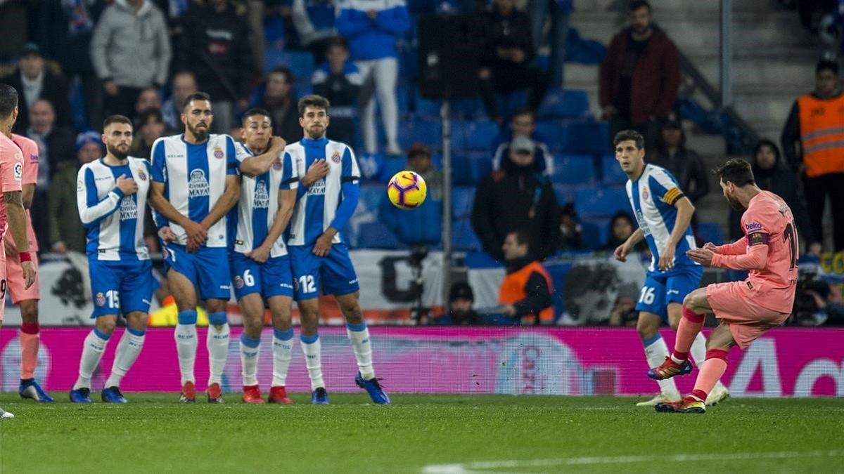 Messi, ejecutando una falta magistral en el RCDE Stadium.