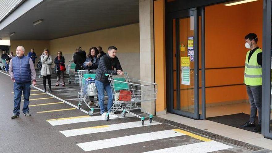 Colas ordenadas, aforos limitados y desinfectante en supermercados por el coronavirus