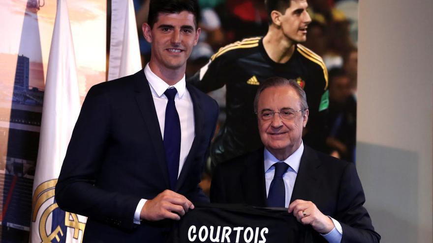 Courtois y Florentino Pérez posan con la camiseta del Real Madrid