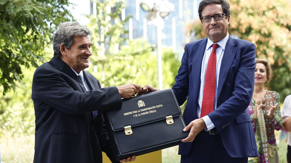 El nuevo ministro para la Transformación Digital y de la Función Pública, Óscar López, recibe su cartera de manos del titular saliente, José Luis Escrivá