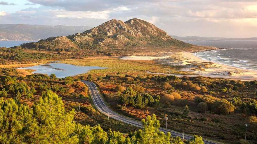 Dos faros y una playa “entre dos mares”: el mejor lugar para ver el mar está a menos de una hora de Santiago